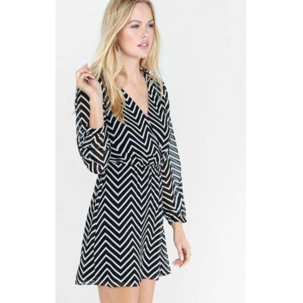 Express Womens Chevron Print Long Sleeve Mini Dress Sz XS Black Cream V-Neck